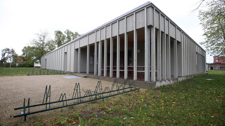 Das Wülknitzer Sportlerheim steht seit 2018 und bildet mit Gemeindeamt und Sporthalle so etwas wie die neue Dorfmitte. Der Bau hat das Vereinsleben des ESV Lok Wülknitz in Schwung gebracht, macht dessen Chef deutlich.