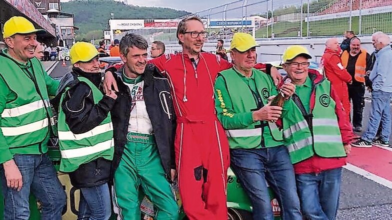 Das Vizeteam mit ihren Helfern nach dem Rennen auf der Strecke im tschechischen Autodrom Most (von rechts): Lothar Scheffler, Jens Seidel, Stefan Weickert, Torsten Simon.