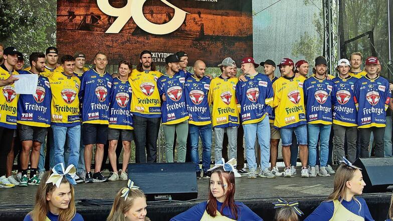So sieht es aus, das Team der Lausitzer Füchse für die Saison 2022/2023 in der DEL2. Später machten sie Platz für die Helden vergangener Zeiten.