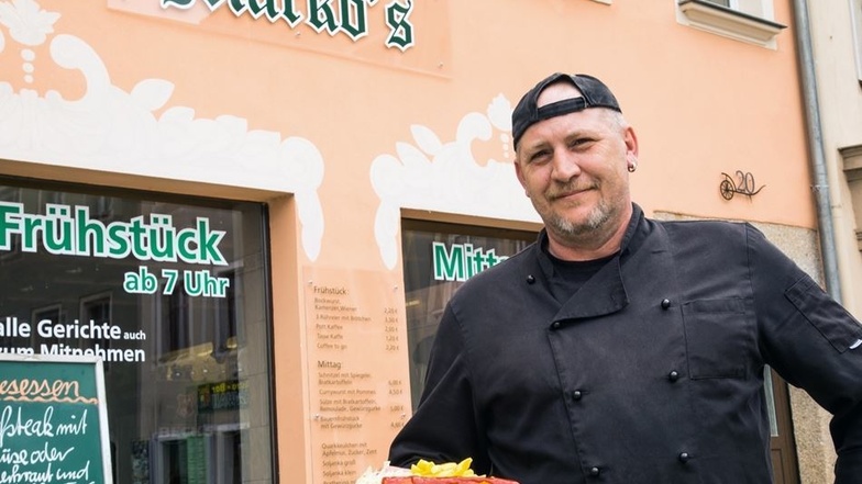 Currywurst, Pommes, Eis und Getränke – vieles von dem, was in Marko Weinerts Imbiss in Bischofswerda auf der Speisekarte steht, bietet er künftig auch im Schmöllner Freibad an.