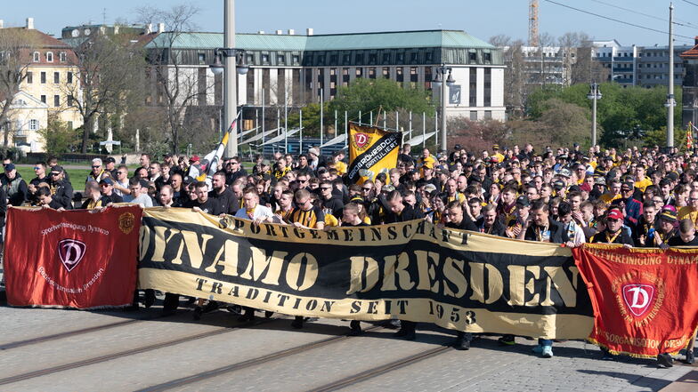 Fans von Dynamo Dresden beim Fanmarsch.