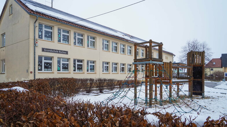 An der Grundschule Burkau sollen jetzt Rollläden für den Sonnenschutz installiert werden.
