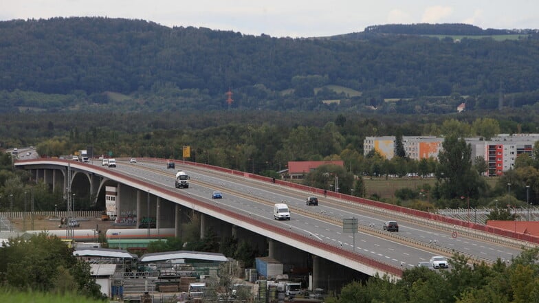 Die Sachsenbrücke am Pirnaer Stadtrand: Für das 1999 fertiggestellte Bauwerk mit einer Länge von rund 1,1 Kilometern gab es zuletzt die Note 2,8 - noch ausreichender Bauwerkszustand.