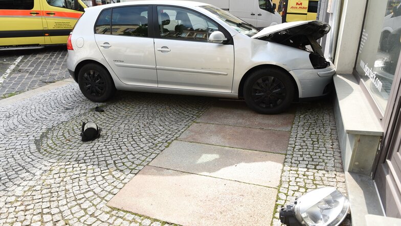 Der VW kam erst an einem Schaufenster an der Ritterstraße zum Stehen. Zuvor rammte die Fahrerin drei andere Autos.