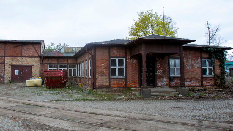 Dieses Gebäude war für die Schule gedacht, doch es musste aufgrund des Zustandes abgerissen werden. Die Fläche bleibt für die Schule reserviert.