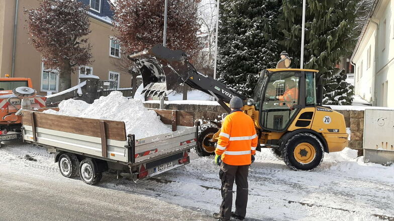 Mit schwerem Gerät schaufelte der Bauhof der Stadt Schirgiswalde-Kirschau den Schnee im Stadtgebiet auf einen Hänger und brachte ihn zum Areal des Gondelteichs.