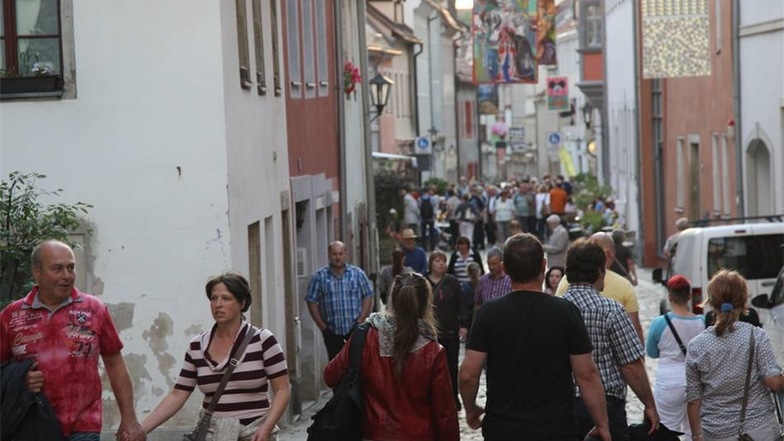 Hunderte Besucher zieht es nachts zur Pirnaer Hofnacht in die historische Altstadt.
