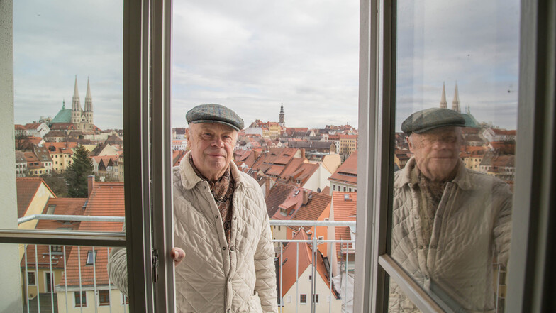 Bernd Thiedig steht auf dem Balkon im Dachgeschoss seines Hauses Schanze 15. Von hier oben hat er die ganze Stadt im Blick.