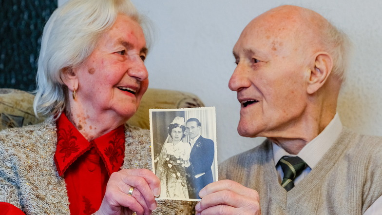 Am 28. März 1953 gaben sich Gerhard und Ursula Reich das Ja-Wort. Das Hochzeitsfoto hält das Ehepaar in der Hand.