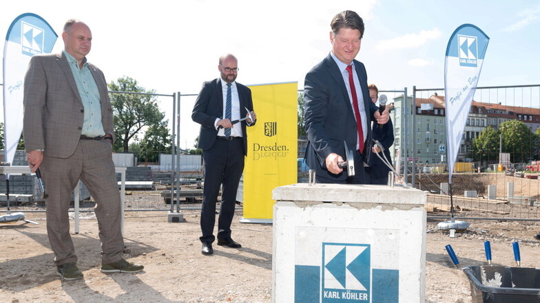 Schulleiter Lars-Detlef Kluger besiegelt den Bau seiner neuen Schule mit einem Hammerschlag auf den "Grundstein".