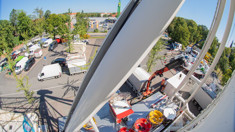 Bereits am Dienstag begannen Schausteller in Niesky bereits mit dem Aufbau ihrer Fahrgeschäfte. Auch ein kleines Riesenrad - hier ein Blick herunter auf den Platz der Jugend - wird ab Freitag fahren.