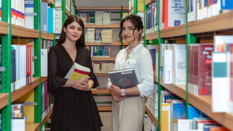 Alina Tserkovna und Leila Ismailova stehen in der Bibliothek der Hochschule Mittweida. Hier haben die beiden Ukrainerinnen häufig gelernt.
