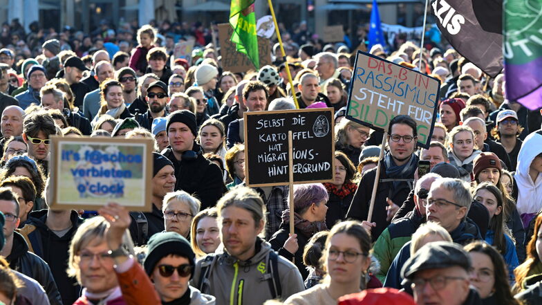 Laut der Veranstalter sind erneut rund 20.000 Menschen zur Kundgebung mit anschließendem Demozug durch Dresden gekommen.