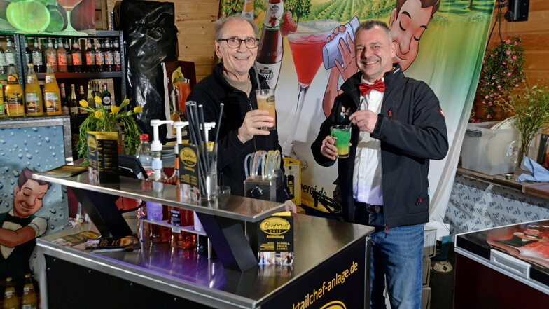 Mit dem Automatenerfinder Arne Müller (links) von "Cocktail-Chef" stößt Cocktailzauberer André Köhler auf die ersten Cocktails aus dem Automaten an.