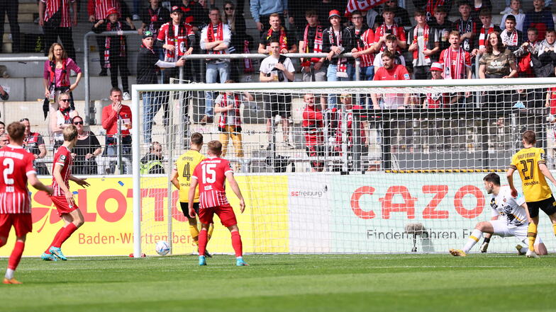 Stefan Drljaca kann dem Ball nur noch hinterherschauen, als Freiburgs Wiklöf den Ball in die linke Ecke schießt. Es ist das Tor zum 1:1 Endstand zwischen der SGD und Freiburgs U23.