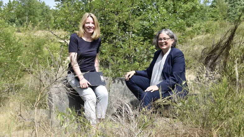 Eva Jähnigen (r.) und Anke Weber erklären, wie Arten im Dresdner Heller erhalten bleiben sollen.