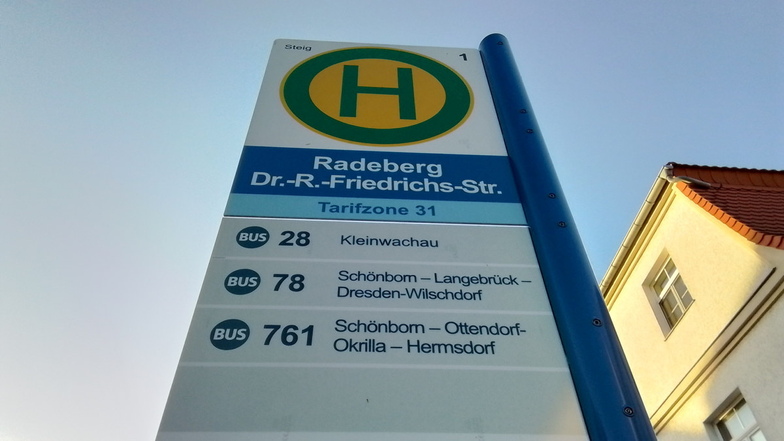 An der Haltestelle Dr.-Rudolf-Friedrichs-Straße in Radeberg kann man sehen, wie die neuen Schilder aussehen sollen. Weitere 80 sollen noch umgerüstet werden.