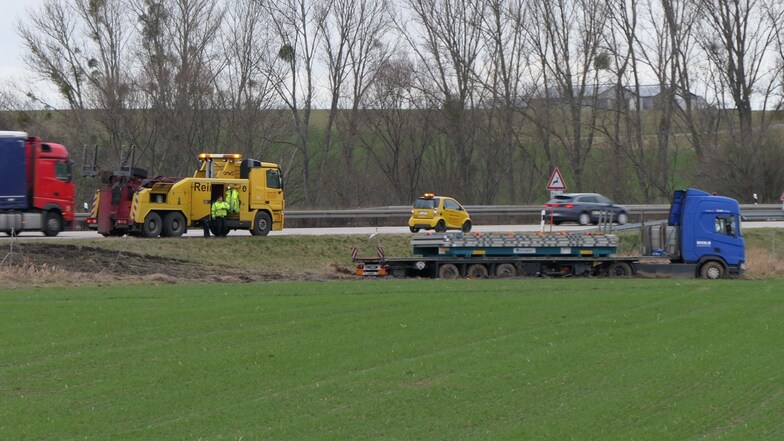 Ein Lastfahrer ist am Dienstagmittag allein beteiligt von der A14 Richtung Leipzig abgekommen und ist auf dem angrenzenden Feld gelandet.