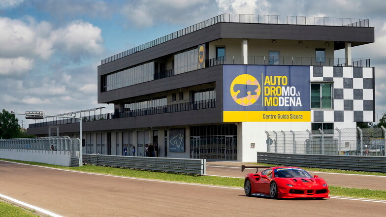Wer das Gaspedal auf der Zielgeraden des Autodromo di Modena lange genug durchdrückt, wird mit dem Ferrari 488 Challenge mehr als 200 Stundenkilometer schnell.