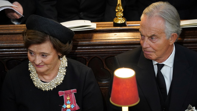 Sir Tony Blair (r), ehemaliger Premierminister von Großbritannien, und seine Frau Cherie Blair