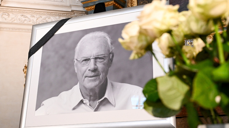 Ein Porträt von Franz Beckenbauer ist neben einem Strauß weißer Rosen in der Hofkapelle der Residenz in München zu sehen. Beckenbauer ist am Sonntag im Alter von 78 Jahren gestorben.