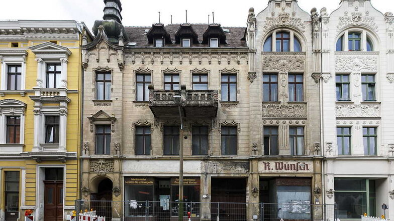 Schicke Fassade, aber drinnen eine komplette Ruine: Die Stadt Görlitz hat das Haus Bismarckstraße 18 am Montag zwangsversteigern lassen.