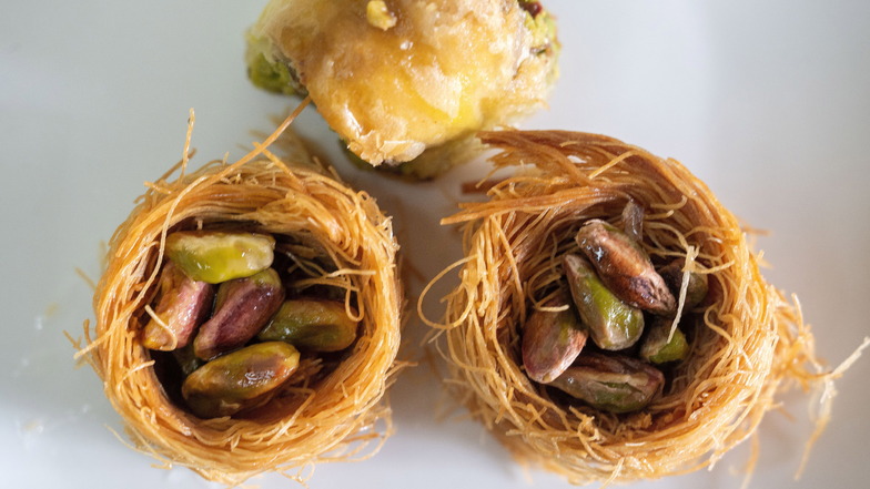 The Syrian Süßigkeit Baklava is in Omas Haus nicht fehlen. Das Gebäck with Blätterteig and Pistazien gibt is available in more variants.