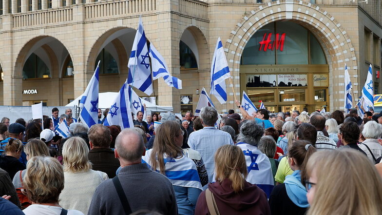 Im Oktober kamen auf dem Markt in Chemnitz rund 300 Menschen zu einer Solidaritätskundgebung mit Israel zusammen. Es kam zu Störungen.
