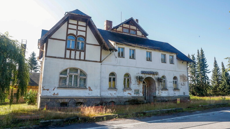 Seit etwa 30 Jahren nagt der Zahn der Zeit am ungenutzten Kurhaus in Lückendorf. Das Gebäude ist stark sanierungsbedürftig. Eine Investorengruppe will vier Millionen Euro in das einst so beliebte Haus stecken.