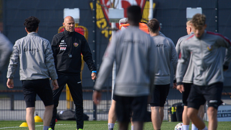Hatte viel zu besprechen mit seiner Mannschaft: Alexander Schmidt leitete am Montag seine erste Einheit als Dynamo-Trainer.