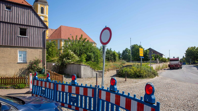 Vor der Wittichenauer Straße in Oßling steht eine Sperrscheibe. Durch den Ort zu fahren, ist derzeit nicht möglich.