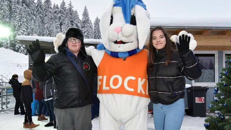 Zur Kinderweihnacht an der Bobbahn Altenberg hatte Flocki zahlreiche Besucher im Arm, was auch Jasmin und André von der Kinderarche freute.