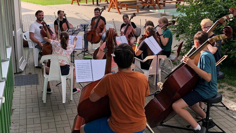 Auch der Görlitzer Musiklehrer Leon Szostakowski (Hintergrund ganz links) ist beim Probenlager mit dabei. Hier hat er die Cellis und Kontrabässe vereint.