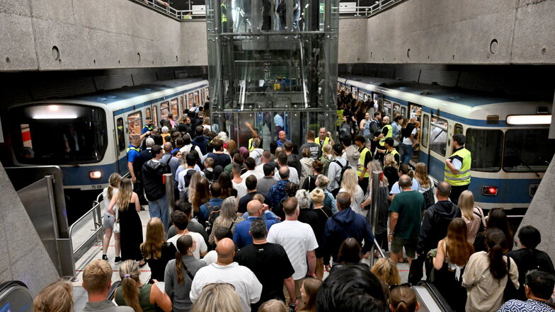 Besucher des ersten Adele-Konzerts strömen nach am Abend zur U-Bahn.