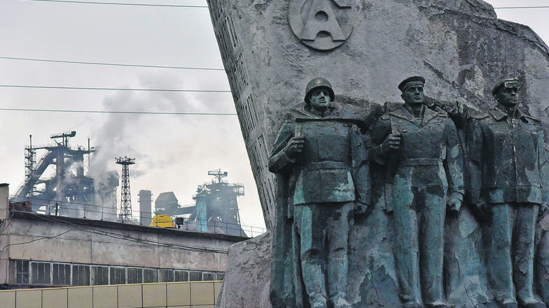 Das Stahlwerk gehört dem Millardär Renat Akhmetov,er ist der mächtige Mann von Mariupol. 