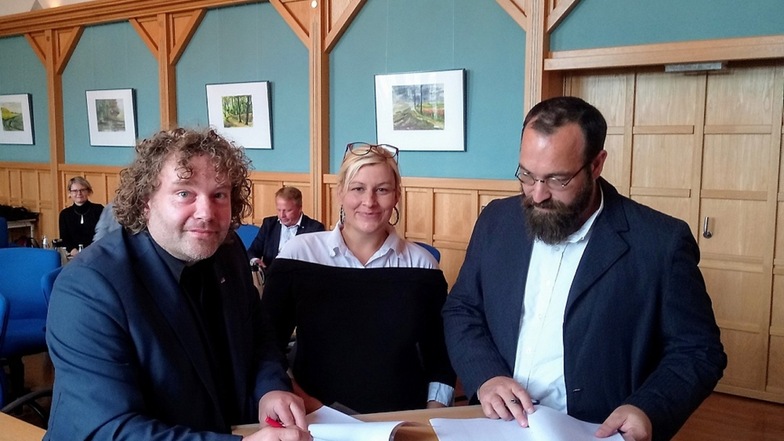 Weißwassers Bürgermeister Torsten Pötzsch (links) bei der Unterzeichnung des Vertrages.