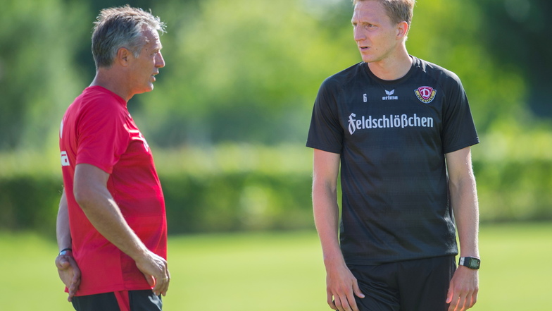 Als Kapitän und Führungsspieler war und ist Marco Hartmann auch für Dynamos Trainer ein wichtiger Ansprechpartner wie hier für Uwe Neuhaus (l.) im Sommer 2017 im Trainingslager in Bad Gögging.