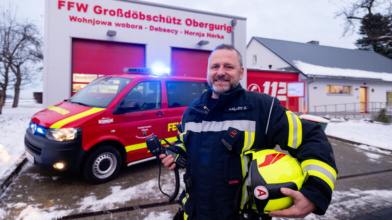 Daniel Kalley, Ortswehrleiter der Freiwilligen Feuerwehr Großdöbschütz-Obergurig, freut sich über den Mannschaftstransportwagen. Das Auto wurde gebraucht in den Niederlanden gekauft.