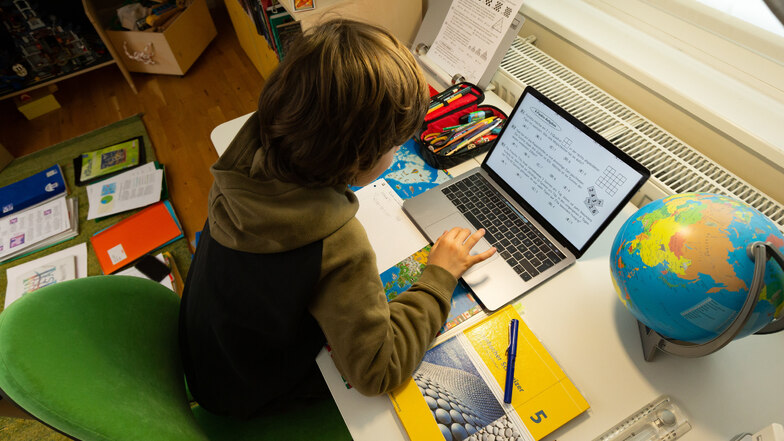 Keine Ferienzeit, sondern Lernzeit: Schüler bekommen bevorzugt über das Internet Aufgaben.