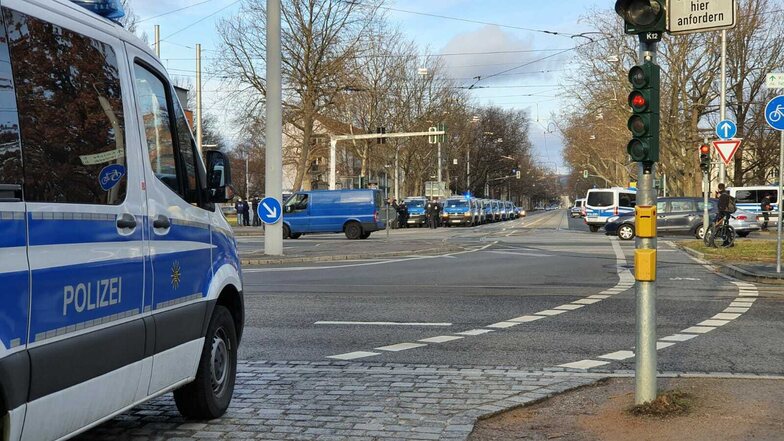 Auf der Stübelallee stehen die Polizeiwagen inzwischen in Zweierreihen. Die Einsatzkräfte sammeln sich am Comeniusplatz.