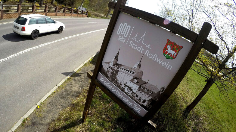 Wie an der Grünen Aue hat Roßwein schon an verschiedenen Ortseingängen für das Stadtjubiläum sowie das Schul- und Heimatfest im Sommer geworben. Das wird nun mit Zustimmung der Stadträte verschoben und 2021 nachgeholt.