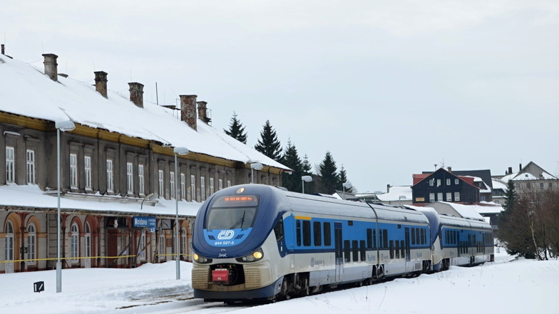 Der Bahnhof Moldava mit einem Direktzug aus Ústí nad Labem (Aussig). Das Gebäude soll nun saniert werden.