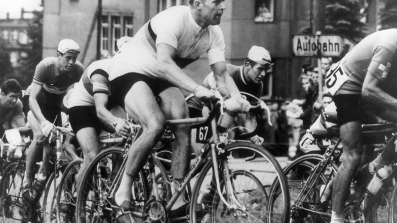 Gustav-Adolf Schur (Mitte) lässt bei der Radweltmeisterschaft der Straßenamateure am 13. August 1960 auf dem Sachsenring bei Hohenstein-Ernstthal seinem Landsmann Bernhard Eckstein den Vortritt.