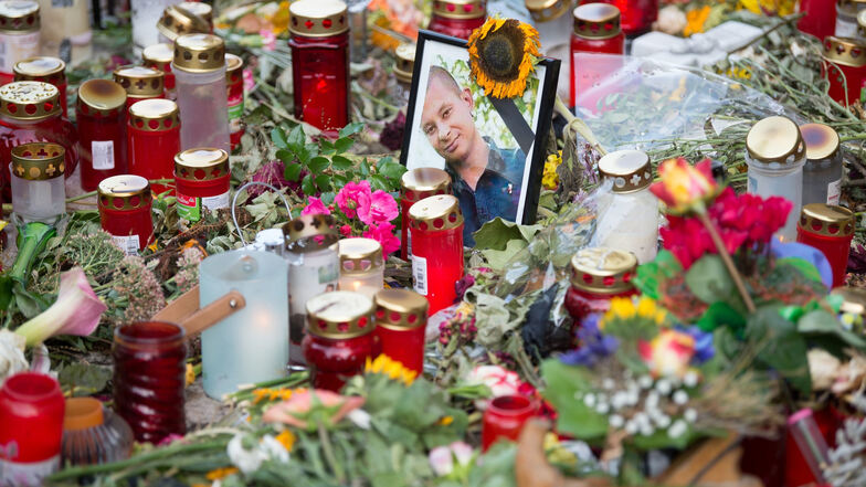 Ein Foto des 35-jährigen Opfers Daniel H. steht am Tatort in Chemnitz zwischen Blumen und Kerzen.