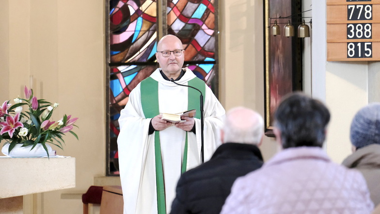 Über 40 Kirchgänger haben sich in der Kirche an der Triebisch eingefunden. Pfarrer Stephan Löwe scheut dabei die kritische Auseinandersetzung nicht.