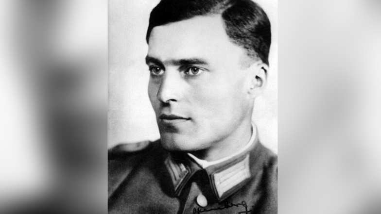 Claus Schenk Graf von Stauffenberg (1907 - 1944) wollte Hitler töten und die NS-Diktatur stürzen. Nach dem gescheiterten Staatsstreich am 20. Juli 1944 wurde er erschossen.