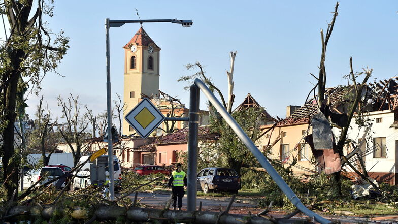 Häuser und eine Kirche wurden im Dorf Moravska Nova Ves getroffen
