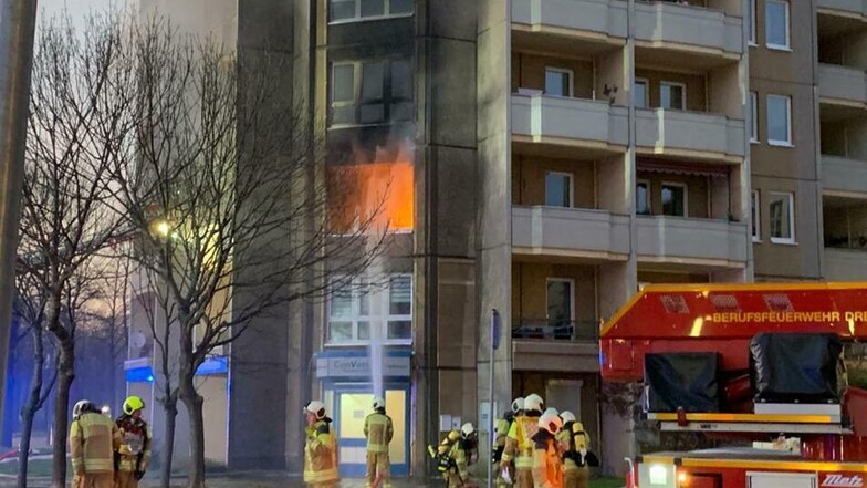 Flammen schießen aus der Wohnung in der Alberstraße. Die Feuerwehr hatte am Abend des 8. April alle Hände voll zu tun, den Brand zu löschen. Der psychisch kranke Brandstifter steht nun vor Gericht.