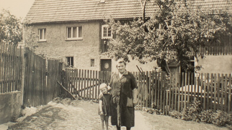 Die kleine Rosi zusammen mit ihrer Großmutter vor ihrem Geburtshaus in Leppersdorf.