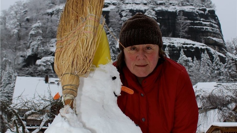 Aber auch die Großen hatten Spaß im Schnee. So, wie Martina Rellin aus Oybin. Sie entschloss sich kurzerhand, einen Schneemann zu bauen.